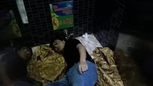 i8掉馬桶　男心急狂撈手臂卡住GG