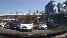 駕駛,駕照,行車紀錄器,倒車,三寶,擦撞,A車,爆料公社,落跑
（圖／翻攝自爆料公社）