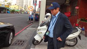 立委臉書追問50億金援  陳慶男不回應時代力量立委黃國昌在臉書上說，慶富董事長陳慶男（前）3日上午近9時到轄區高雄市警察局前鎮分局復興路派出所報到，媒體先大聲詢問國外金援新台幣50億元是否到位一事，陳慶男面無表情，媒體再加強以手勢比出「5」詢問，陳慶男仍不予回應，隨即於簽到後離去。中央社記者陳朝福攝  107年1月3日