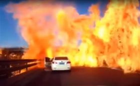 陸天然氣卡車翻 液體外洩