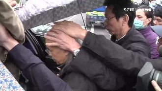 漂亮旅社老闆現身公祭　親友當護衛隊