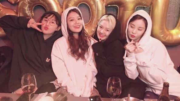 秀英辦生日趴　少時成員合體慶祝