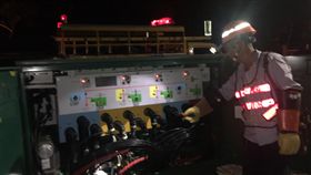 萬華近7千戶停電 台電已全數復電台電公司17日晚間表示，台北市萬華區今晚9時5分因線路跳脫，造成6727戶停電，經緊急搶修後，已於晚間10時5分全數復電。(台電提供)中央社記者黃麗芸傳真 106年8月17日
