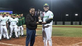 ▲合作金庫隊長林瀚（右）從中華棒協秘書長林宗成手上接過爆米花聯賽冠軍盃。（圖／中華棒協提供）