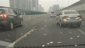 大陸,湖南,現金,鈔票,車頂,壓歲錢,過年,弄丟,紅包,撿錢,遺失
http://hunan.ifeng.com/a/20180211/6375590_0.shtml