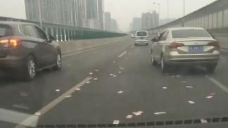 錢放車頂忘了拿　到家才知鈔票全飛走