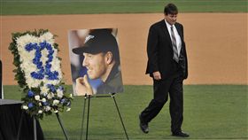 ▲Halladay的父親在費城人春訓基地的緬懷儀式中。（圖／美聯社／達志影像）