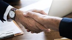 台灣某科技業公司2高層被爆獨吞800萬年終，基層員工只拿到5千元。（圖／翻攝Pixabay）