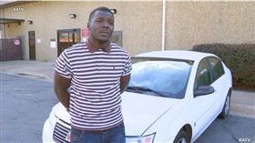 美國阿肯色州一名21歲新手爸爸路易斯（Trenton Lewis）為了養女兒，每天花3小時，徒步5英里（約8.04公里）上班，他的同事得知後，決定集資一台轎車送他，讓路易斯相當感動，直呼「我的心臟都要停了，這不是真的！」（圖／翻攝自abcnews）