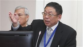 陳永輝：第一代護照庫存可撐到春節前中央印製廠總經理陳永輝（右）27日表示，外交部第二代晶片護照內頁底圖誤植美國機場圖樣，相關責任概括承受，第一代護照目前庫存20萬冊，撐到農曆年前沒有問題。中央社記者謝佳璋攝  106年12月27日