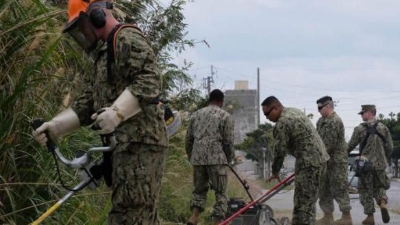 美軍出打掃公差　網：不只國軍在割草