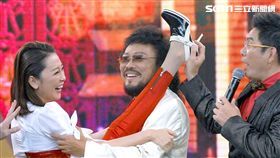 況明潔表演朝天蹬要靠人扶（圖／華視提供）