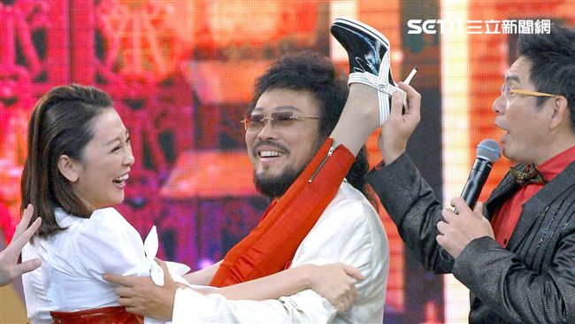 況明潔朝天蹬不認老　張菲笑她要人扶