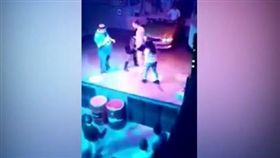 口交,舞台,夜店,俄羅斯,唇印,親吻,雞尾酒,會員,玩過頭　圖／翻攝自Metro