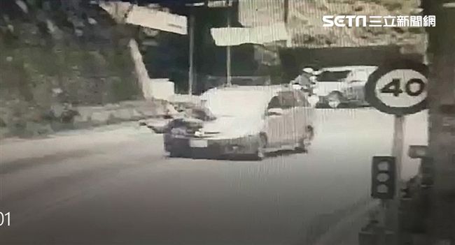 才離婚上男人車⋯夫趴引擎蓋玩命追人