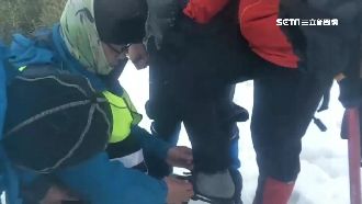 消防員忍凍脫鞋救人　反遭批來太慢