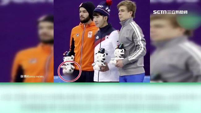 滑冰選手不甘丟金　獎台上比不雅手勢