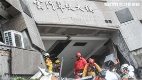 花蓮強震，雲門翠堤大樓現場，搜救人員持續搶救中。 圖／記者林敬旻攝