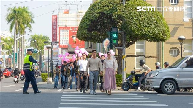 脫單小綠人路口放閃　網：不過馬路了