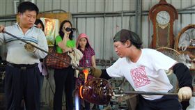 新竹的玻璃藝術家林瑤農為了傳承玻璃技藝，曾貼出徵人公告長達半年，但都沒人應徵，讓他相當憂心。林瑤農表示，從學徒開始1天就超過1000元，玻璃師父的待遇也不輸工程師，希望有更多的年輕人投入玻璃界。（圖／翻攝自臉書《玲瓏窯林瑤農大師頂尖大型手工玻璃藝術創作》）