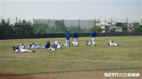 ▲富邦悍將選手在外野收操。（圖／記者蕭保祥攝）