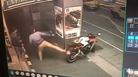 影／臭屁孩出腳踹倒重機　車友越看越火大森77揚言肉搜
圖／翻攝自重機車友▕ 各區路況、天氣回報中心臉書
https://www.facebook.com/groups/R.C.W.R.C.T/permalink/1959533924121023/