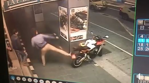 屁孩出腳踹倒重機　車友火大揚言肉搜