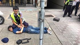 台北市士林警分局芝山岩派出所警員李閎緯，一個飛撲，將搶匪林耿弘撂倒制伏。翻攝
