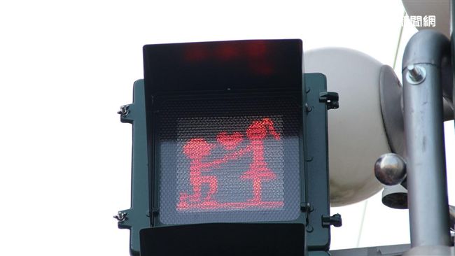 屏東路口超浪漫　小綠人下跪求婚放閃