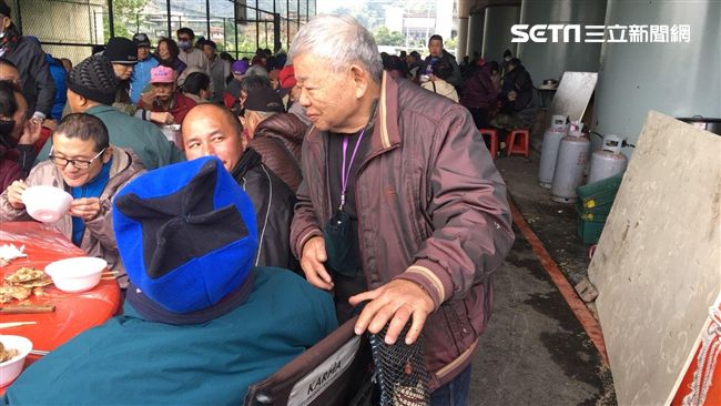 自付三百萬　刈包吉為甘苦人開七百桌