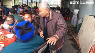 自付三百萬　刈包吉為甘苦人開七百桌