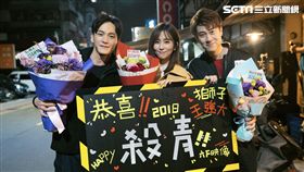 劇組為曹晏豪、周曉涵、劉書宏製作驚喜應援。（圖／東森提供）