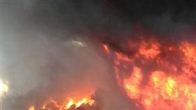 印度造船廠內一艘維修船隻爆炸，造成5死11傷（圖／翻攝自推特）