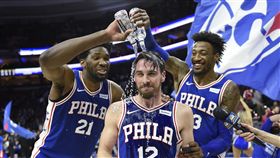 ▲Robert Covington與Joel Embiid在賽後瘋狂慶祝McConnell的大三元。（圖／美聯社／達志影像）