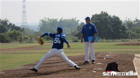 ▲富邦悍將總教練葉君璋觀察新秀吳世豪牛棚。（圖／記者蕭保祥攝）