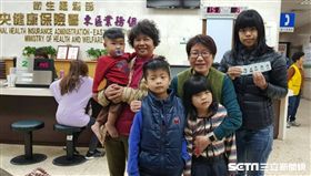 花蓮強震導致部分災民健保卡遺失，健保署東區業務組設置「健保社區行動服務櫃台」協助災民申請補發健保卡。（圖／健保署提供）