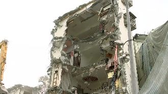 強震拆屋害無家可歸　住戶被逼不追究