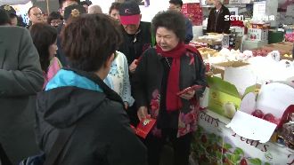 陳菊巡市場拜年　攤商陳情：市長救命