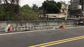 車位,停車,爆怨公社,垃圾,家當,白線,公有地
（圖／翻攝自爆料公社）