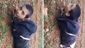 激進組織「伊斯蘭國」（IS）日前向敘利亞西北部發動攻擊，最後被敘利亞反抗軍「自由敘利亞軍」（FSA）擊退，過程中有一名IS童兵遭FSA活捉，他天真地問「你會射我嗎？」一名FSA成員則秒答「開槍射他！」（圖／翻攝自《Riam Dalati》推特）