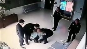 不堪長期遭15歲兒子毆打，大學女教授到警局下跪，只為斷絕母子關係。（圖／翻攝觀察者）