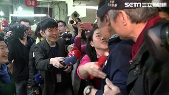 馬英九上市場發春聯 　遇女粉絲強吻