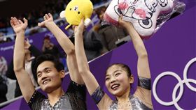 ▲廉太鈺和金柱植起身向觀眾致意。（圖／美聯社／達志影像）