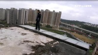 持刀男頂樓吼叫　踩破雨遮摔下去了