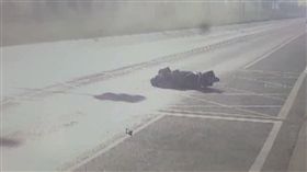 高雄,大寮,砂石車,車禍,爆胎,爆廢公社,台29線,堤防(圖/翻攝爆料公社)