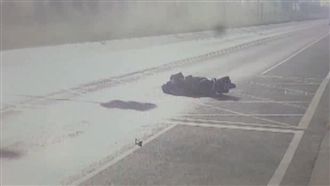 驚恐！砂石車爆胎　騎士被噴飛慘摔