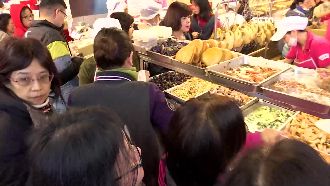 南門市場擠爆！除夕備料婆媽用力掃貨
