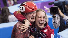 ▲加拿大Kim Boutin（左）得知遞補銅牌後與隊友相擁慶祝。（圖／美聯社／達志影像）