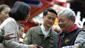 蔡英文大年初二苗粟發放紅包。（翻攝蔡英文臉書）