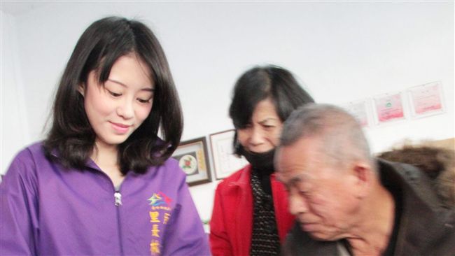 正妹里長號召　藝術家揮毫送暖